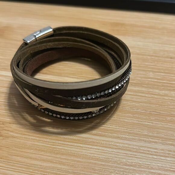 Leather studded‎ twist bracelet magnetic clip charm double wrap leather - Picture 1 of 9
